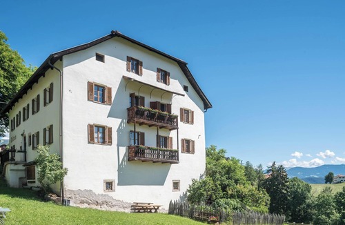 Longomoso Apartment | Holiday Apartment 'Sallrain Hof 2' with Mountain View & Balcony