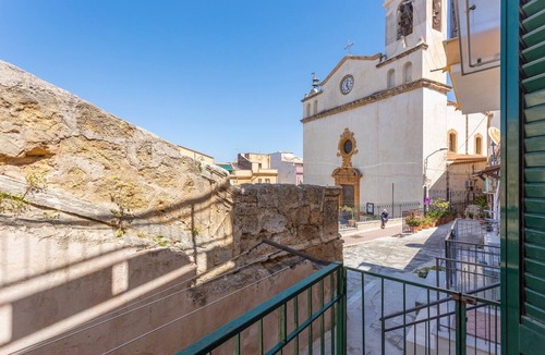 Ficarazzi House | Holiday Home 'Al Castello' with Private Terrace, Wi-Fi and Air Conditioning