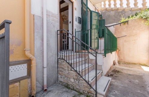 Ficarazzi House | Holiday Home 'Al Castello' with Private Terrace, Wi-Fi and Air Conditioning