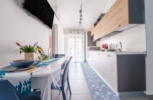 Valdina House | Holiday Home 'Alba's Home - Kandinsky' with Private Terrace, Wi-Fi and Air Conditioning