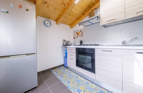 Pace del Mela Apartment | Holiday Home 'Appartamento Smeralda' with Private Terrace, Wi-Fi and Air Conditioning