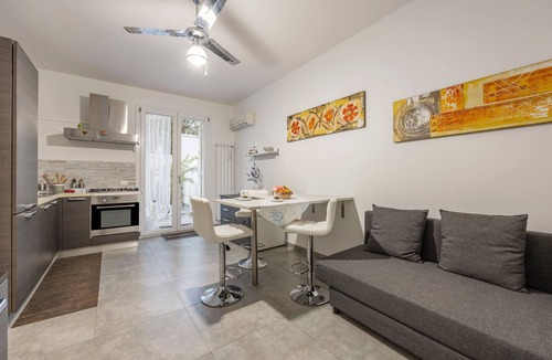 Terrasini Apartment | Holiday Home 'Calarossa Tourist House Di Ale & Anny' with Sea View, Wi-Fi, and Air Conditioning