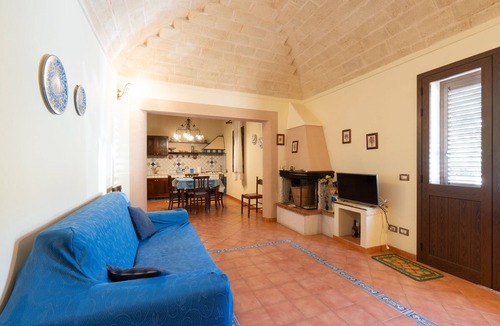 Castelluzzo House | Holiday Home 'Casa Cris' with Mountain View, Wi-Fi and Air Conditioning
