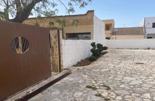 Petrosino House | Holiday Home 'Casa Solare' with Sea View, Garden & Wi-Fi