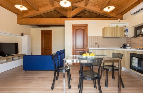 Viagrande House | Holiday Home Casetta delle Rose with A/C and Wi-Fi