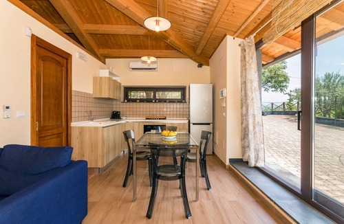Viagrande House | Holiday Home Casetta delle Rose with A/C and Wi-Fi