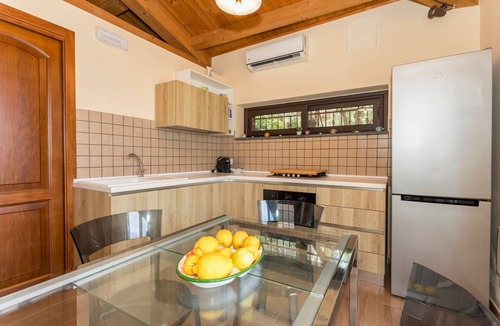 Viagrande House | Holiday Home Casetta delle Rose with A/C and Wi-Fi