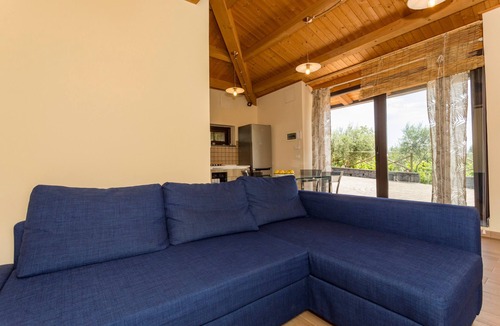 Viagrande House | Holiday Home Casetta delle Rose with A/C and Wi-Fi