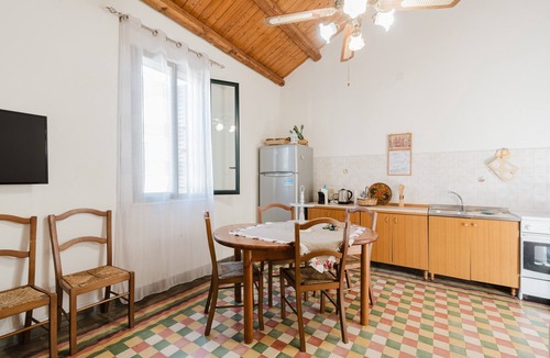 Custonaci House | Holiday Home 'Da Giovanni A Custonaci' with Balcony, Wi-Fi and Air Conditioning