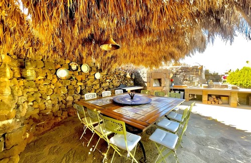 Pantelleria House | Holiday Home 'Dammuso Civulia Pantelleria' with Private Terrace, Wi-Fi and Air Conditioning
