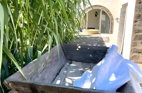 Pantelleria House | Holiday Home 'Dammuso Civulia Pantelleria' with Private Terrace, Wi-Fi and Air Conditioning
