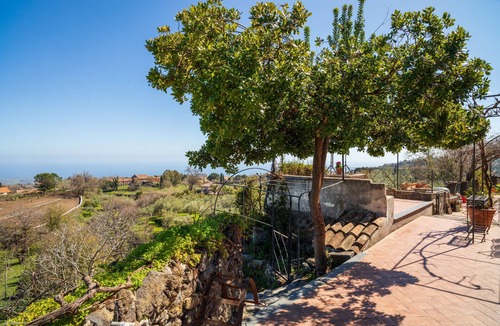 Piedimonte Etneo House | Holiday Home 'Etnalodge' with Sea View, Private Terrace and Wi-Fi