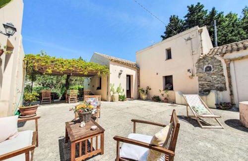 Buseto Palizzolo House | Holiday Home Grande Baglio Anastè by Interhome