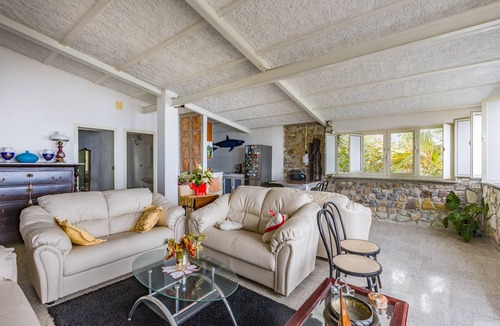 Caronia House | Holiday Home 'Casa Eolo' with Sea View, Wi-Fi and Air Conditioning