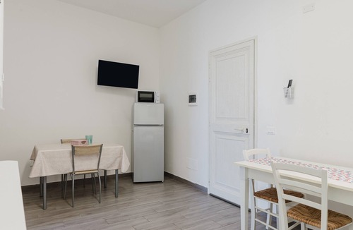 Mazara del Vallo Apartment | Holiday Home 'La Perla Di Mare - Gemma' with Shared Pool, Wi-Fi and Air Conditioning