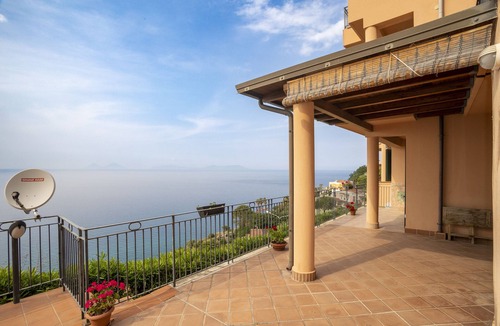 Piraino House | Holiday Home "La Casa di Marigiò" with Sea View, Terrace & Wi-Fi
