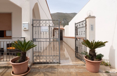 Castelluzzo House | Holiday Home 'La Giummarra' with Mountain View, Wi-Fi and Air Conditioning