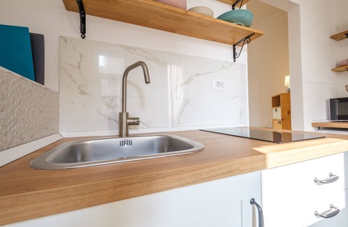 Spadafora House | Holiday Home 'Mira' accomodation with a terrace.