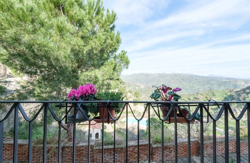 Savoca House | Holiday Home 'Tommaso E Martina' with Mountain View, Wi-Fi and Air Conditioning