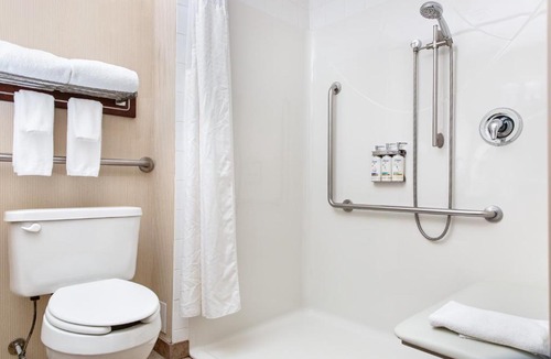 Northeast Edmonton Hotel | Holiday Inn Express Edmonton North by IHG
