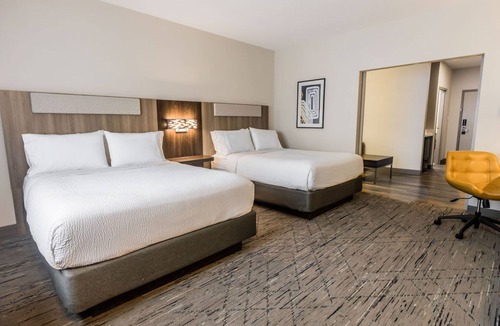 Lake Bonavista Hotel | Holiday Inn Express Hotel & Suites Calgary S-Macleod Trail S by IHG