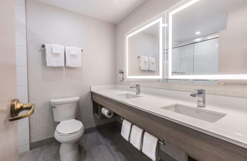 Lake Bonavista Hotel | Holiday Inn Express Hotel & Suites Calgary S-Macleod Trail S by IHG