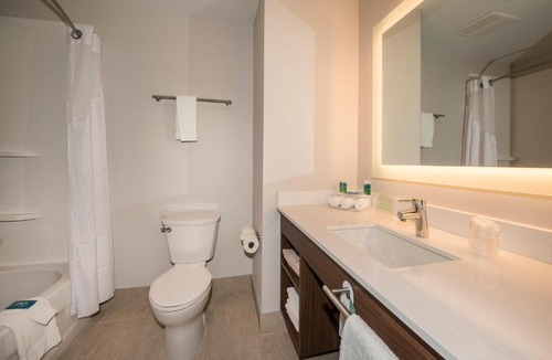 Victoria Hotel | Holiday Inn Express & Suites Victoria-Colwood by IHG