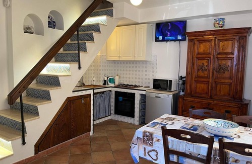 Castellammare del Golfo House | Holiday house 'Marcantonio' with private parking space