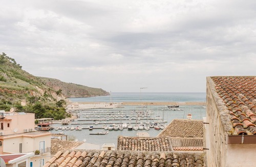 Castellammare del Golfo House | Holiday Home 'Casa Mauro E Robi Attico Faraglioni' with Private Terrace, Wi-Fi and Air Conditioning