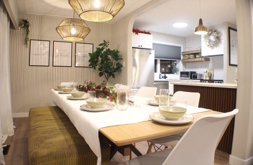 North Central Edmonton House | HOLIDAYS BunkBedsDreams- NAIT/Royal Alex hospital/Rogers place/WEM/Sleeps 14