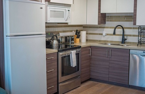 Kitsilano House | Home away from home in Kitsilano! Bright, friendly and luxurious suite.