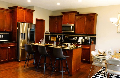 Panorama Hills House | Home Away from Home-Family Haven-15 Min to Airport