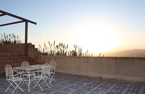 Niscemi House | Homerez - Spacious house for 4 ppl. with sea view, garden and terrace at Niscemi