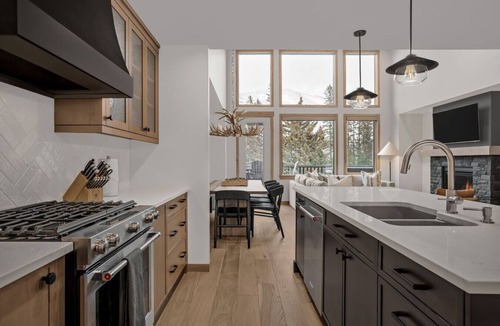 Canmore House | Hot Tub & Sauna | EV Charger | Luxury 4BR Canmore