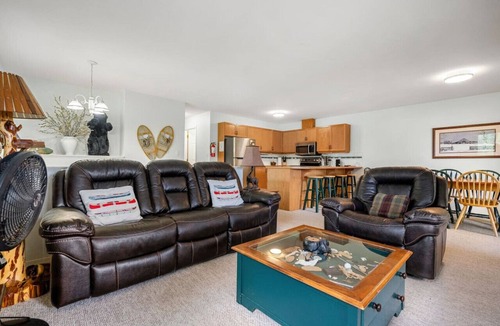 Invermere Villa | Howling Pines | Games Room | Hot Tub | Backyard