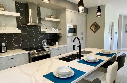 North Central Edmonton House | HUGE 1700+ sqft LUXURY Home DT Parking + Fast Wifi