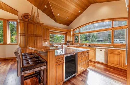 Panorama Ski Chalet | ICONIC Eagle Lodge | Pool + Private Hot Tub | Ski In/Out – CLOSEST House to Hill