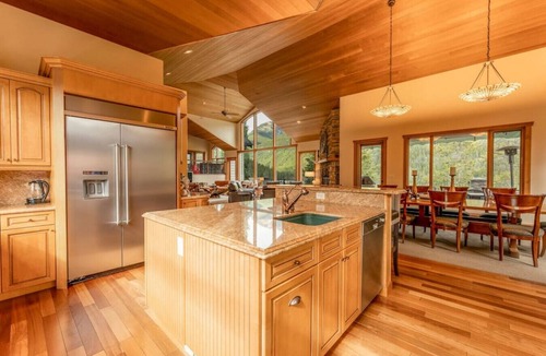 Panorama Ski Chalet | ICONIC Eagle Lodge | Pool + Private Hot Tub | Ski In/Out – CLOSEST House to Hill