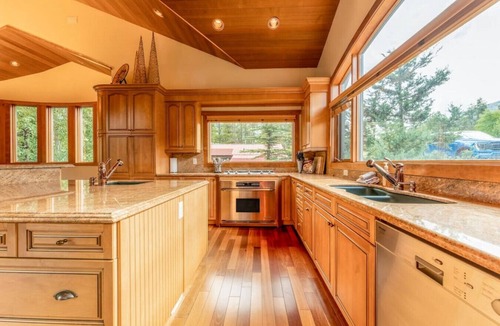 Panorama Ski Chalet | ICONIC Eagle Lodge | Pool + Private Hot Tub | Ski In/Out – CLOSEST House to Hill