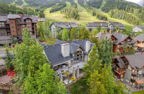 Panorama Ski Chalet | ICONIC Eagle Lodge | Pool + Private Hot Tub | Ski In/Out – CLOSEST House to Hill