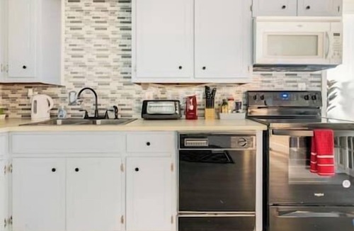 Thomasville Apartment | Ideal for Long Stays | Fast Wi-Fi