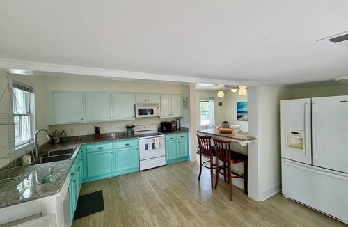 Washington Cottage | Immaculate Cottage in the Historic District. Quiet street, large fenced yard.