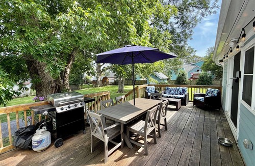 Washington Cottage | Immaculate Cottage in the Historic District. Quiet street, large fenced yard.