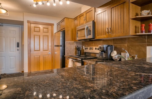 Cougar Creek House | Incredible Mountain View Townhouse Sleep 6 PPL in DT Canmore w/AC & UG Parking