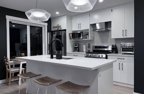 West Hillhurst House | Inner city by river -2BR near Foothills Hospital