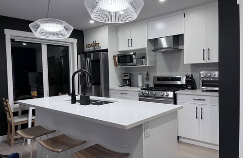 West Hillhurst House | Inner city by river -2BR near Foothills Hospital