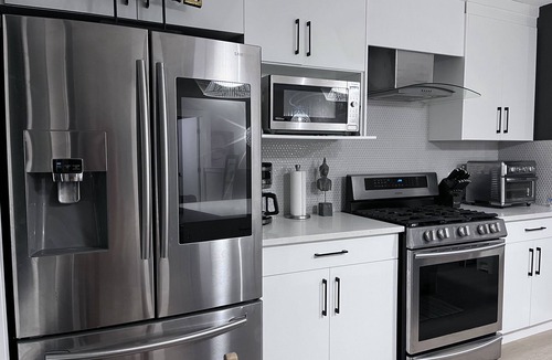 West Hillhurst House | Inner city by river -2BR near Foothills Hospital