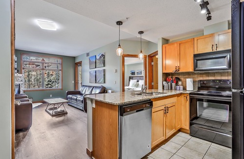 Canmore Apartment | Inviting Condo – Hot Tub & Relaxing Atmosphere!