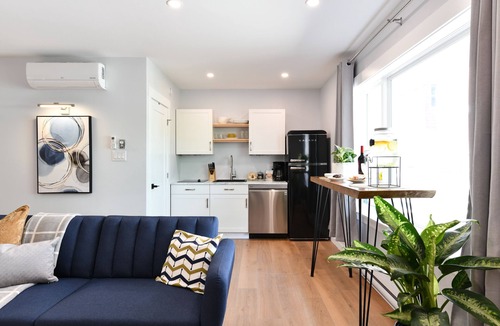 Moncton House | Jardin Suites Highfield