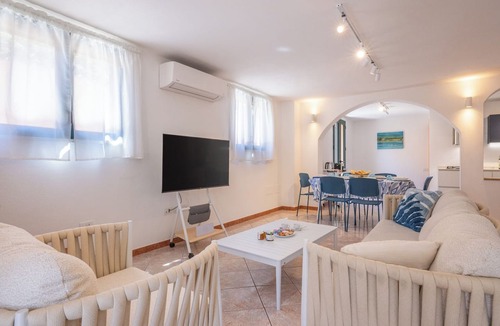 Capo Mannu House | Just 50 steps from the beach: Vacation Home for 9 Guests & BBQ